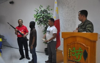 <p><strong>NPA SURRENDER.</strong> Sultan Kudarat Governor Pax Mangudadatu holds a rifle a communist rebel yielded during a ceremonial surrender Sunday (May 13) in Isulan, Sultan Kudarat. <em><strong>(6ID photo)</strong></em></p>